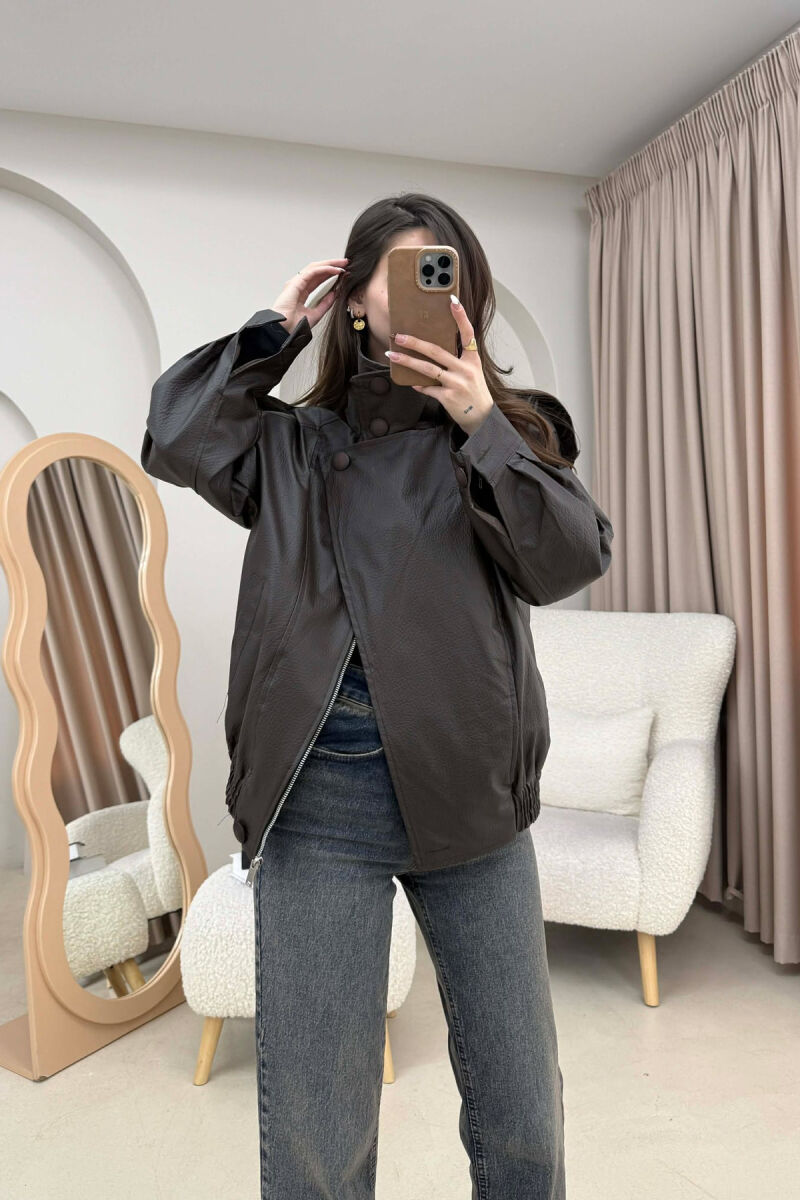 XHAKETE NJE NGJYRESH ME JAKE TE LARTE DHE ME BUTONA PER FEMRA NE NGJYRE KAFE TE ERRET - 2