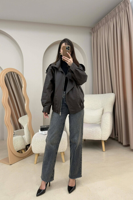 XHAKETE NJE NGJYRESH ME JAKE TE LARTE DHE ME BUTONA PER FEMRA NE NGJYRE KAFE TE ERRET - 4