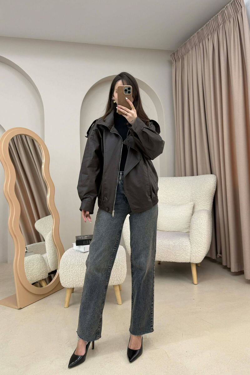 XHAKETE NJE NGJYRESH ME JAKE TE LARTE DHE ME BUTONA PER FEMRA NE NGJYRE KAFE TE ERRET - 4