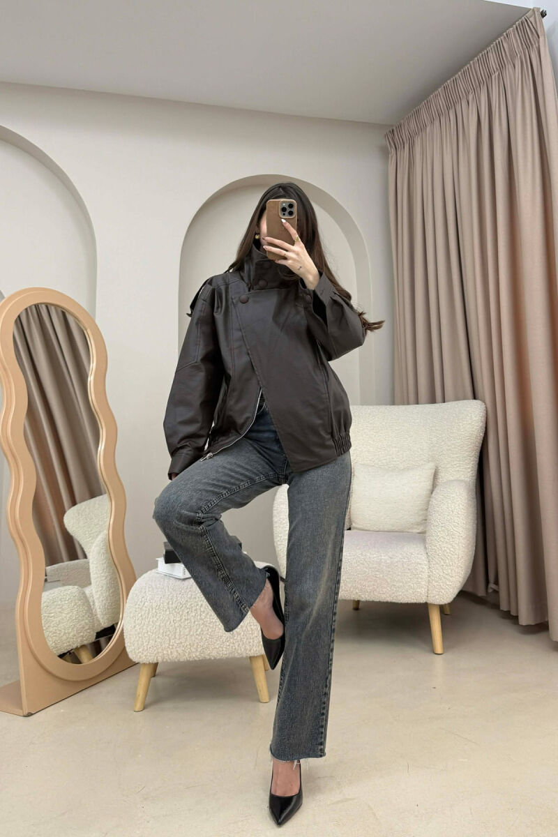 XHAKETE NJE NGJYRESH ME JAKE TE LARTE DHE ME BUTONA PER FEMRA NE NGJYRE KAFE TE ERRET - 3