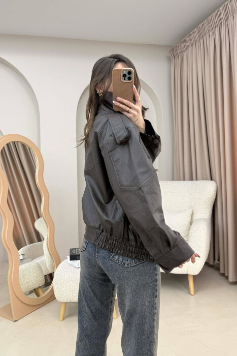 XHAKETE NJE NGJYRESH ME JAKE TE LARTE DHE ME BUTONA PER FEMRA NE NGJYRE KAFE TE ERRET - 5