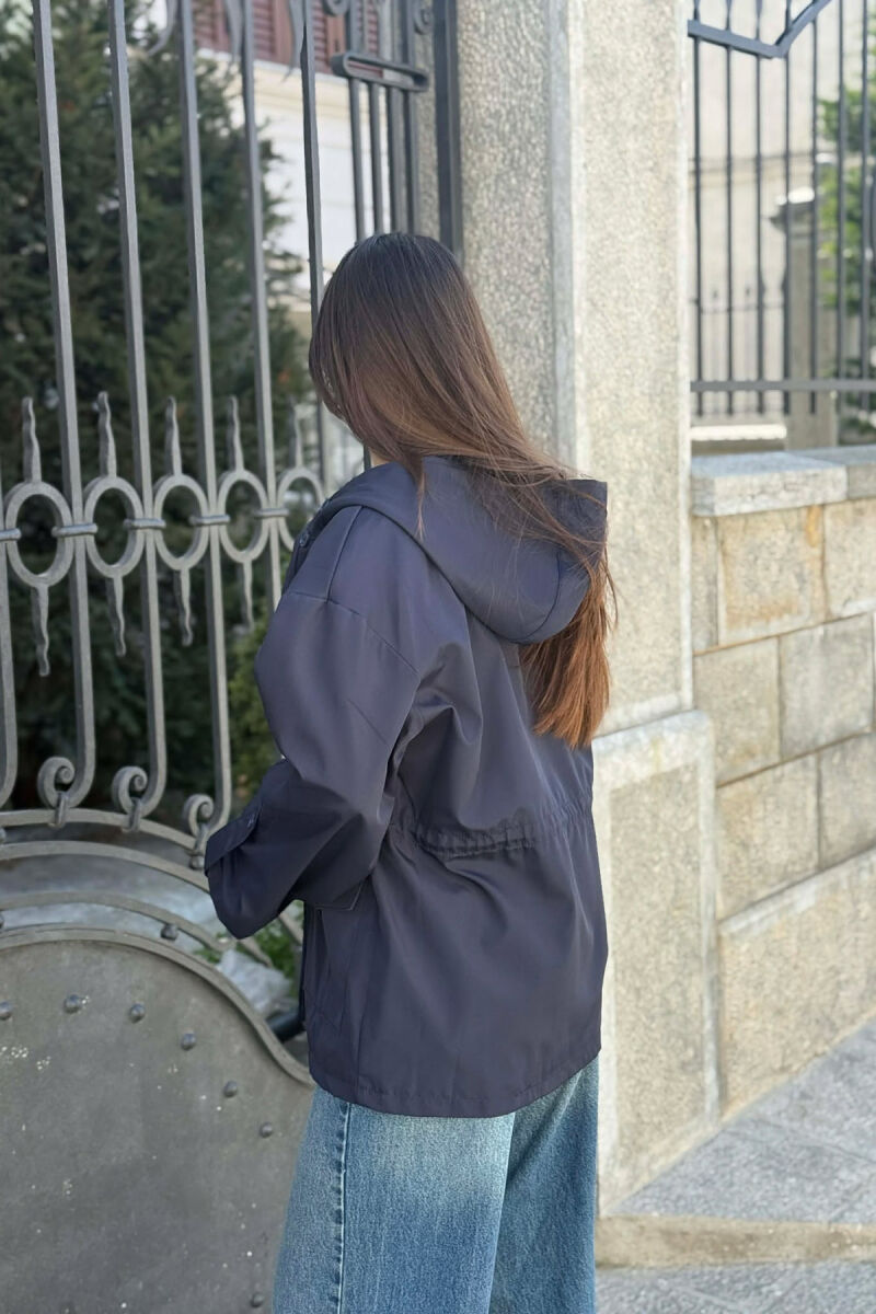 XHAKETE NJE NGJYRESHE ME KAPUÇ DHE ZINXHIR PER FEMRA NE NGJYRE BLU - 2