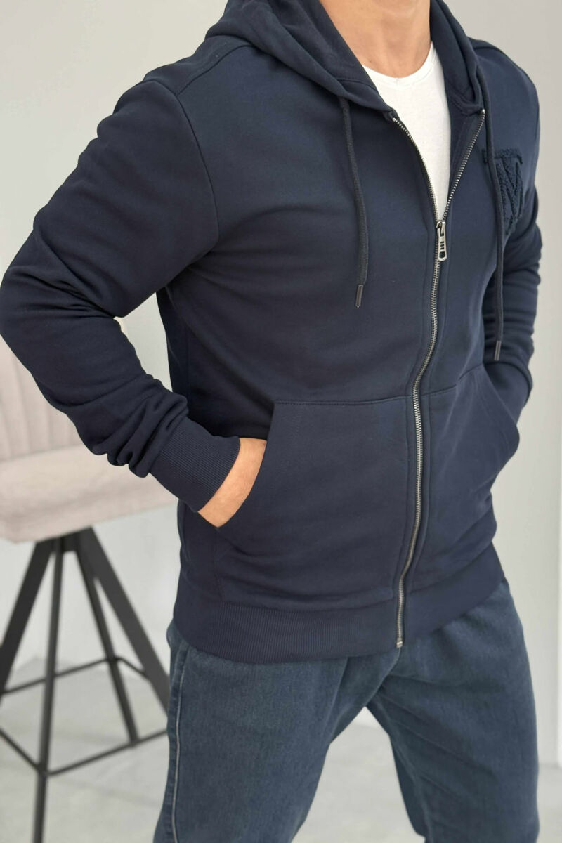 XHAKETË PAMBUKU NJËNGJYRËSHE ME LOGO PARA PËR MESHKUJ NË NGJYRËN BLU TË ERRËT - 2