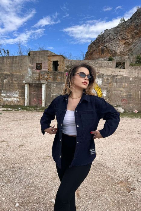 XHAKETË XHINS ME LOGO PËR FEMRA NË NGJYRËN BLU E ERRËT - 1