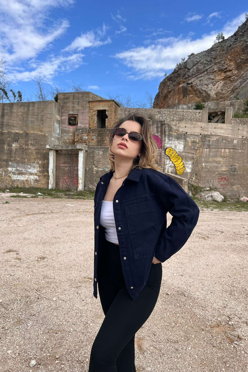 XHAKETË XHINS ME LOGO PËR FEMRA NË NGJYRËN BLU E ERRËT - 2