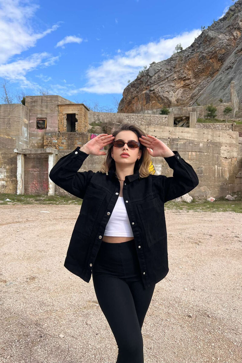 XHAKETË XHINS ME LOGO PËR FEMRA NË NGJYRËN E ZEZË - 2