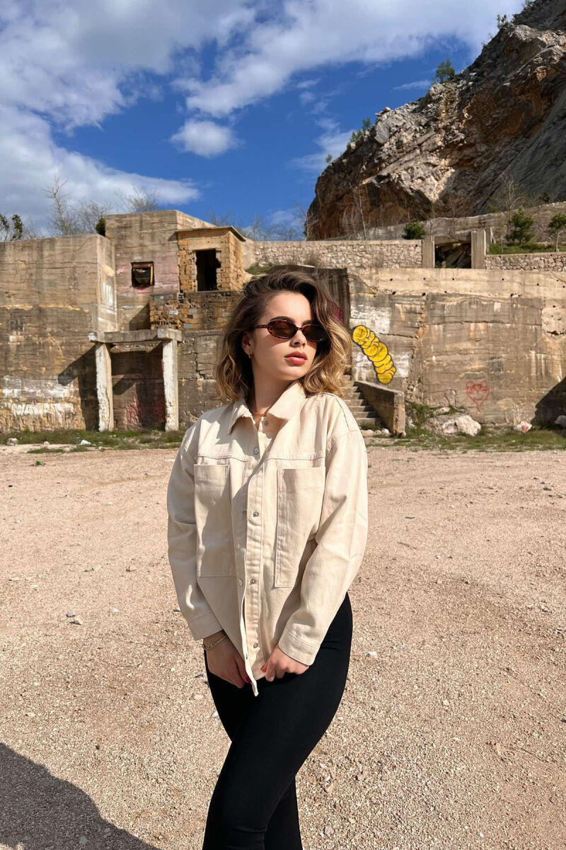 XHAKETË XHINS ME LOGO PËR FEMRA NË NGJYRËN KREM - 2