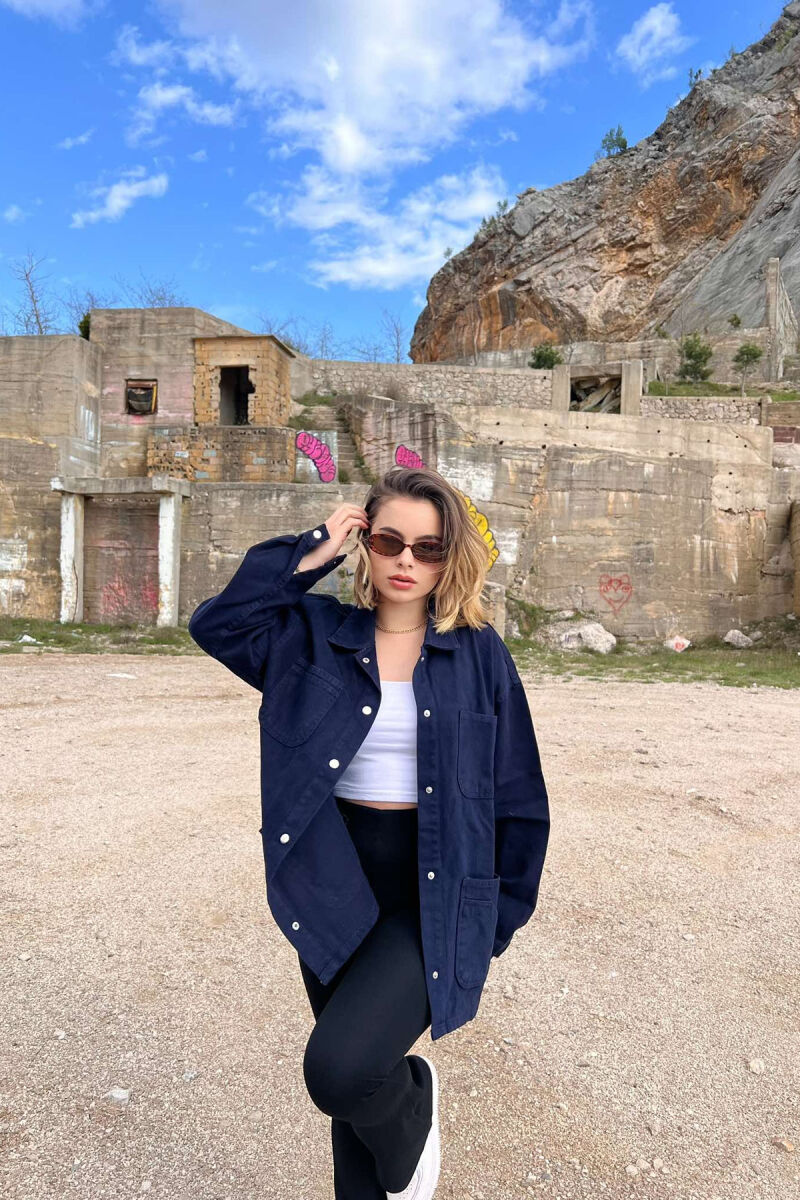 XHAKETË XHINS ME XHEPA PËR FEMRA NË NGJYRËN BLU E ERRËT - 2