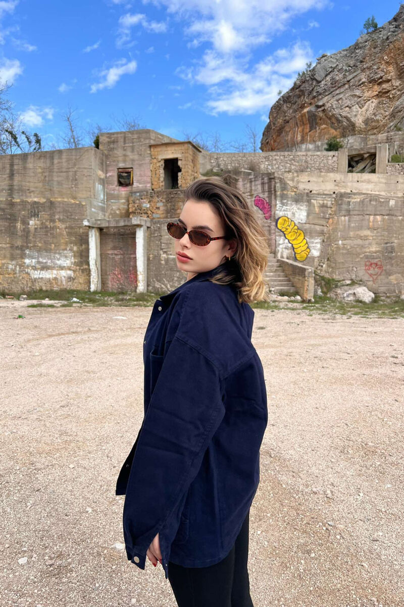 XHAKETË XHINS ME XHEPA PËR FEMRA NË NGJYRËN BLU E ERRËT - 3