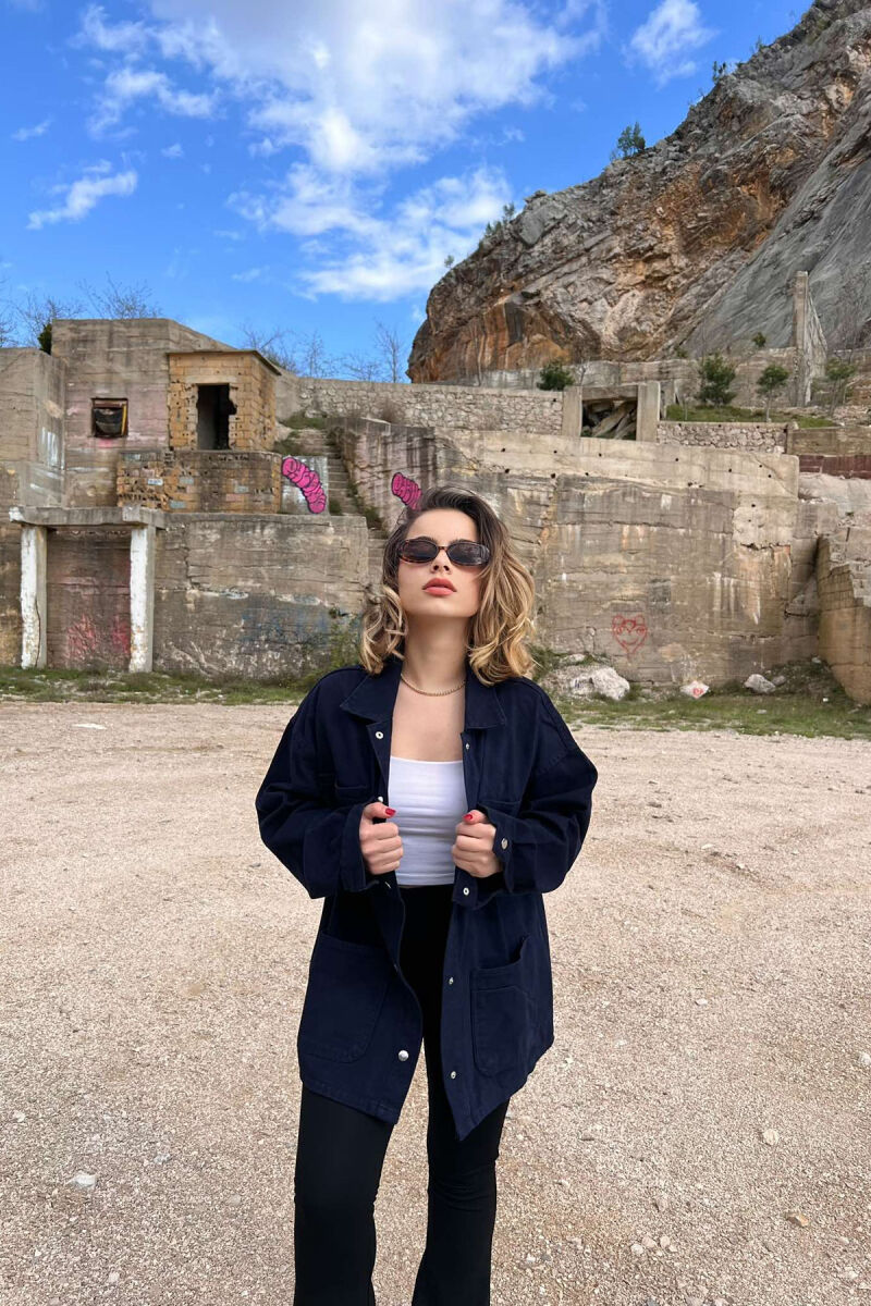 XHAKETË XHINS ME XHEPA PËR FEMRA NË NGJYRËN BLU E ERRËT - 4