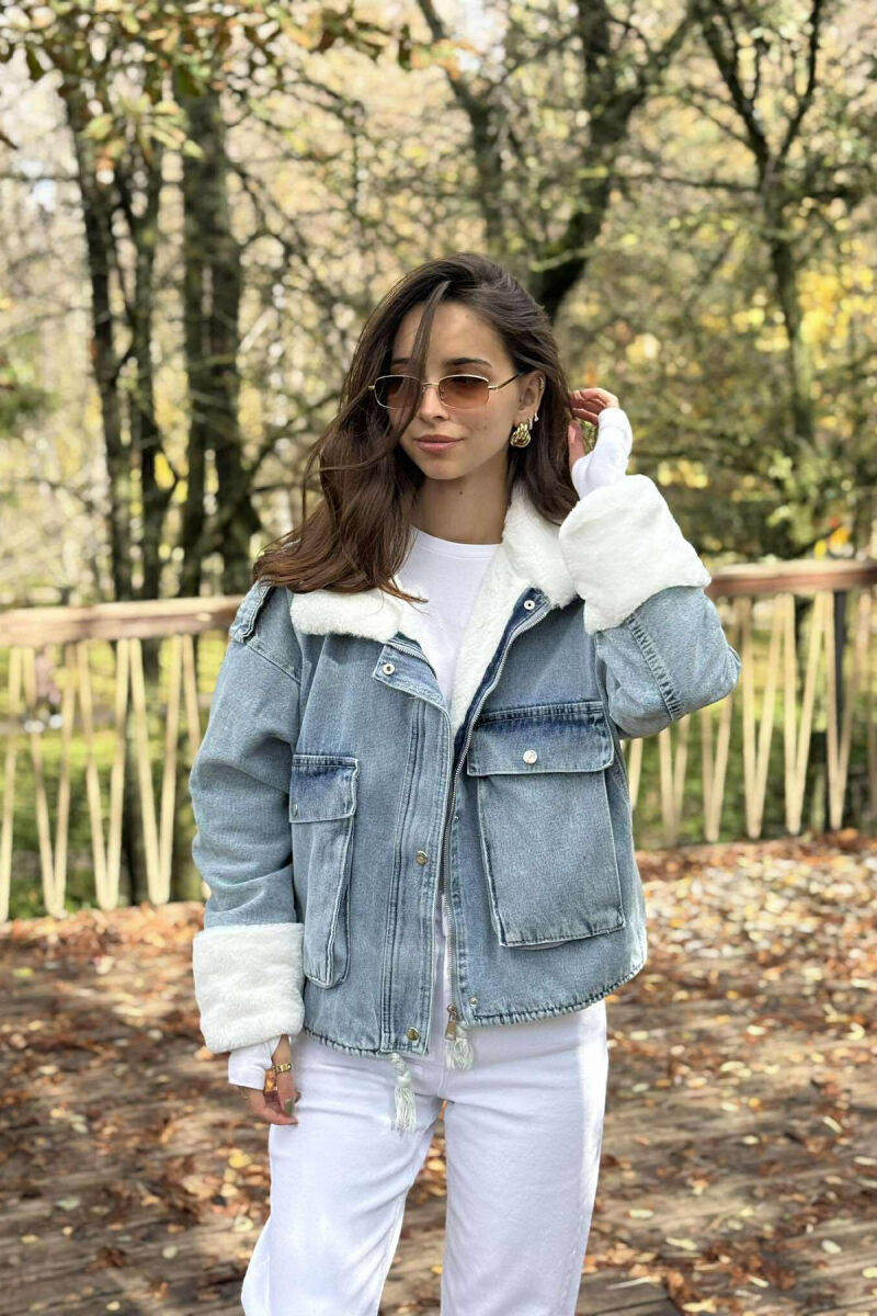 XHAKETË XHINS PËR FEMRA ME NJË PJESË PELLUSHI NË NGJYRË BLU TË ZBARDHUR - 1