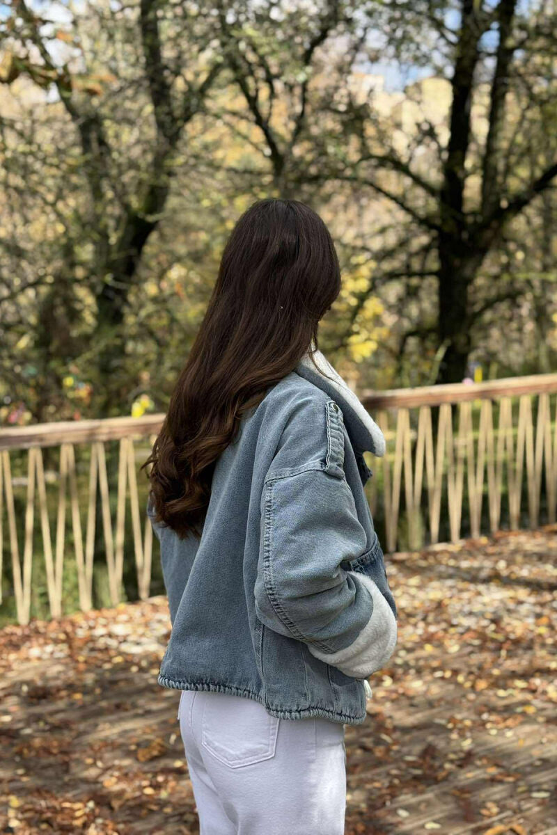 XHAKETË XHINS PËR FEMRA ME NJË PJESË PELLUSHI NË NGJYRË BLU TË ZBARDHUR - 3