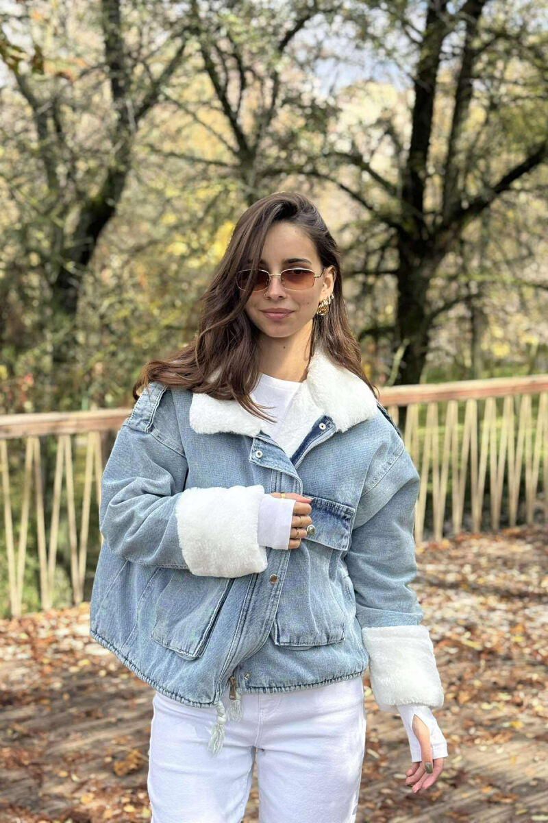 XHAKETË XHINS PËR FEMRA ME NJË PJESË PELLUSHI NË NGJYRË BLU TË ZBARDHUR - 4