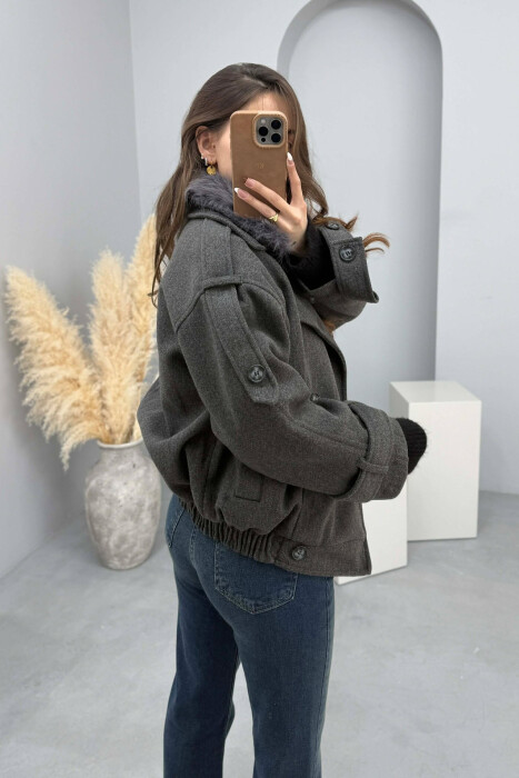 XHAKETE E SHKURTER NJE NGJYRESHE ME GEZOF TE SHKEPUTSHEM PER FEMRA NE NGJYRE GRI TE ERRET - 3