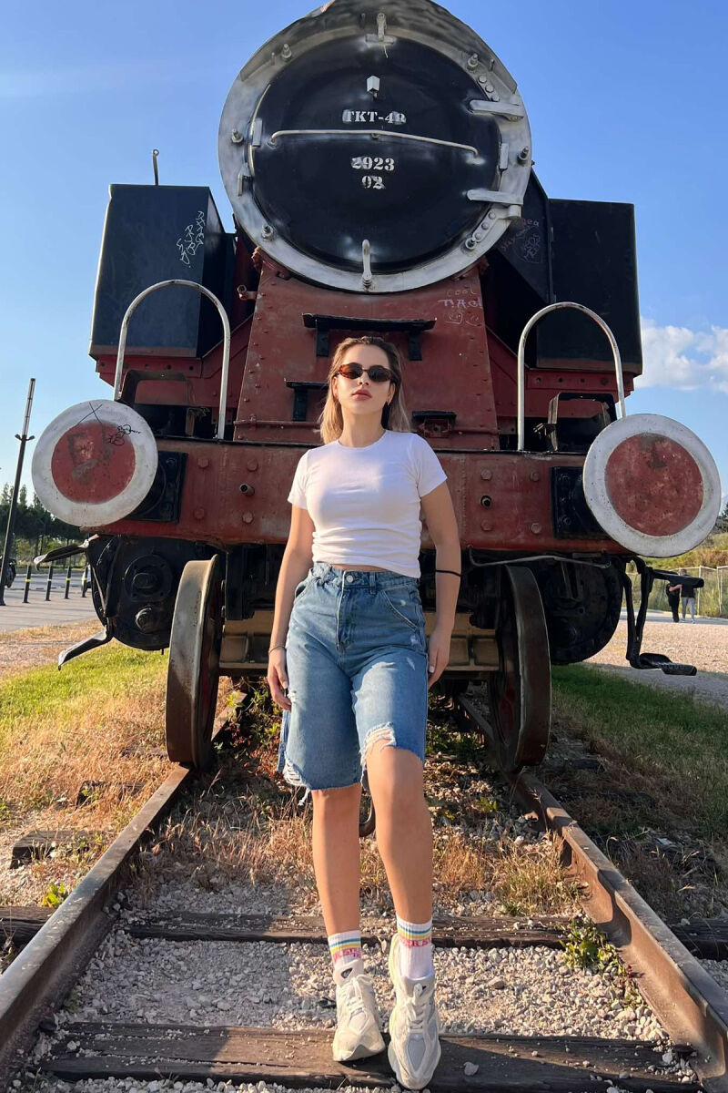 XHINSE TË SHKURTRA ME GËRVISHTJE PËR FEMRA NË NGJYRËN BLU - 3