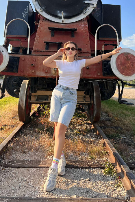 XHINSE TË SHKURTRA TË THJESHTA PËR FEMRA NË NGJYRËN BLU E ZBARDHUR - 1