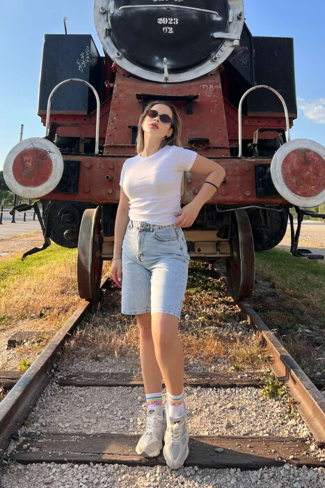 XHINSE TË SHKURTRA TË THJESHTA PËR FEMRA NË NGJYRËN BLU E ZBARDHUR - 2