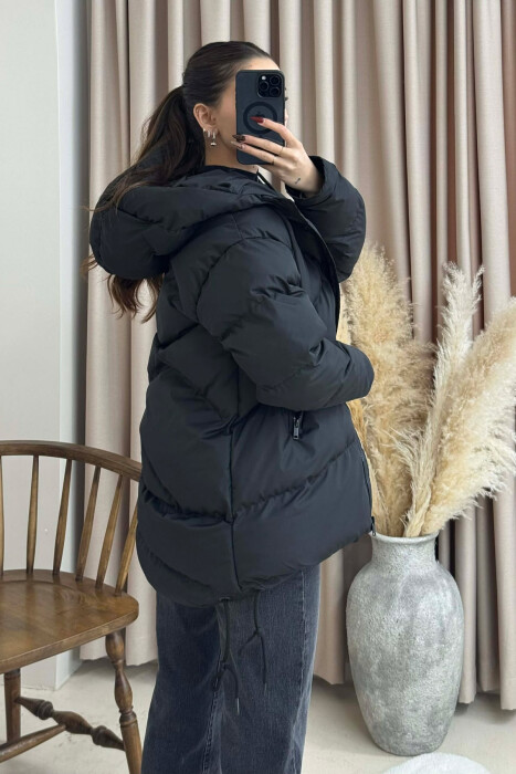 XHUP NJE NGJYRESH ME KAPUÇ DHE ME DETAJIN E LIDHSEVE PER FEMRA NE NGJYRE TE ZEZE - 3