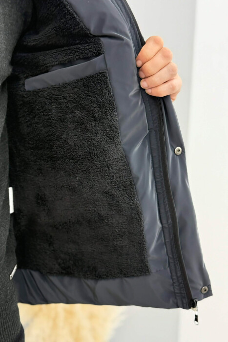 XHUP NJE NGJYRESH ME KAPUÇ DHE PUSH PER MESHKUJ NE NGJYRE GRI TE ERRET - 3