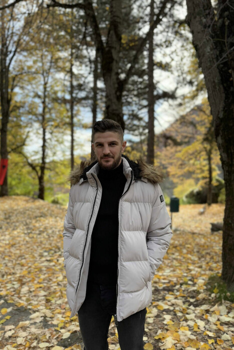 XHUP NJË NGJYRËSH ME KAPUC PËR MESHKUJ NË NGJYRËN GRI E ZBARDHUR - 2