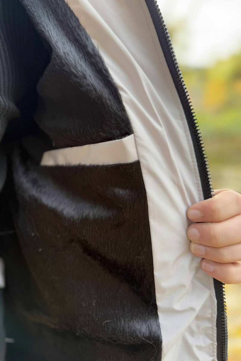 XHUP NJË NGJYRËSH ME KAPUC PËR MESHKUJ NË NGJYRËN GRI E ZBARDHUR - 3