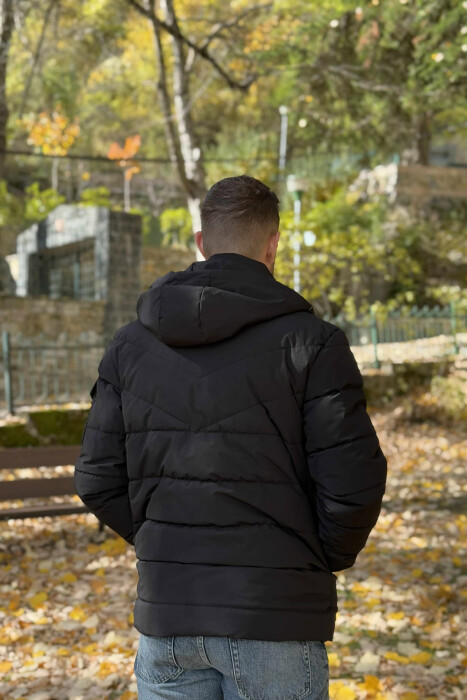 XHUP NJË NGJYRËSH ME PUSH DHE KAPUC PËR MESHKUJ NË NGJYRËN E ZEZË - 3