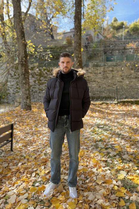 XHUP NJË NGJYRËSH ME PUSH DHE KAPUC PËR MESHKUJ NË NGJYRËN E ZEZË - 2