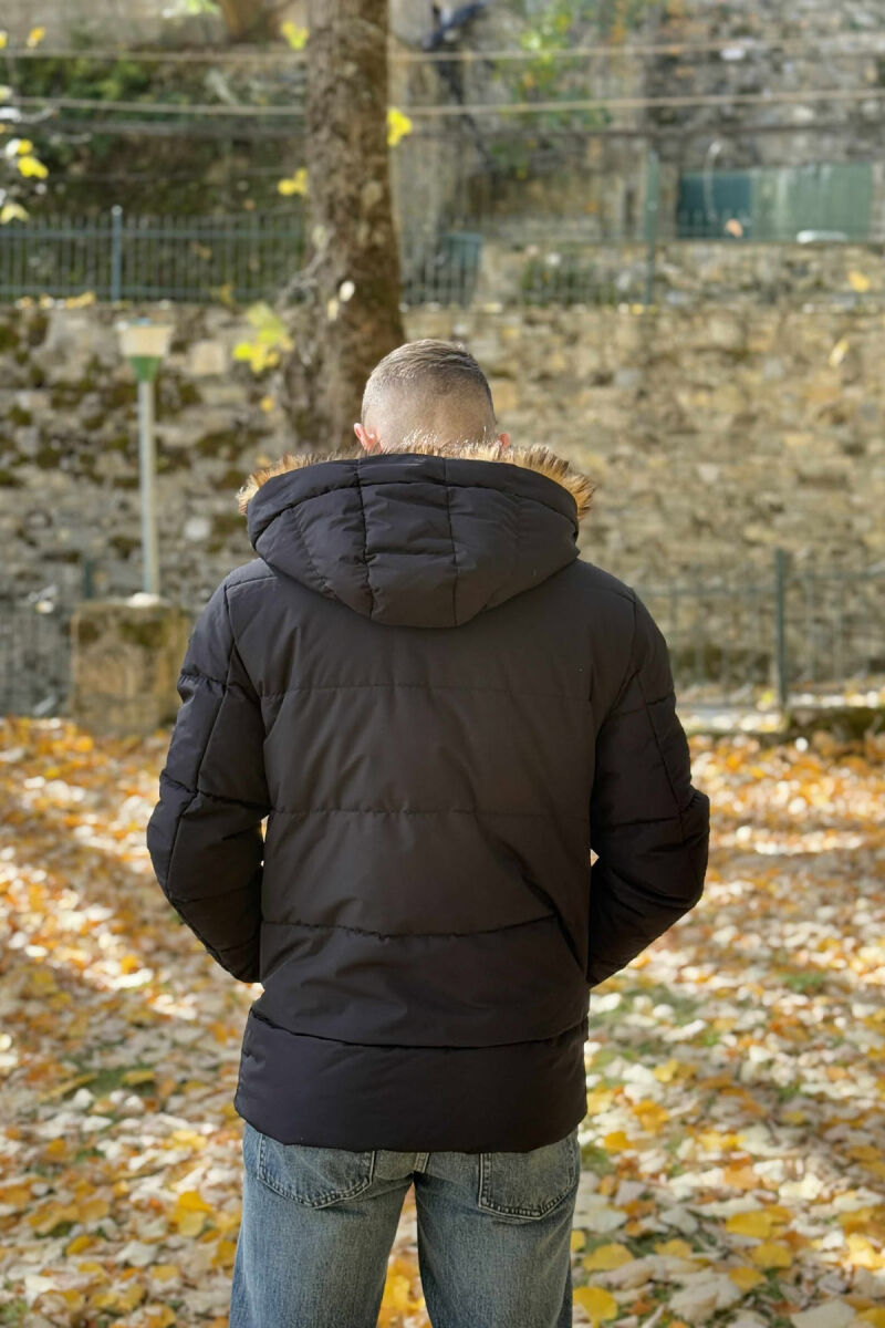 XHUP NJË NGJYRËSH ME PUSH DHE KAPUC PËR MESHKUJ NË NGJYRËN E ZEZË - 3